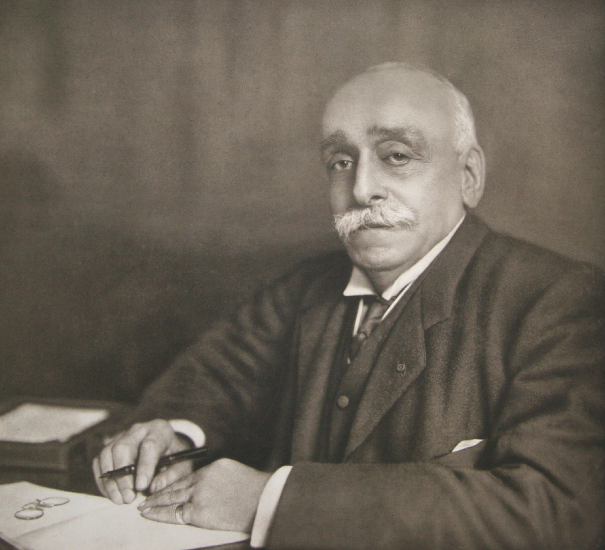 Погос Нубар-паша, основатель Армянской Всеобщей Благотворительной Организации