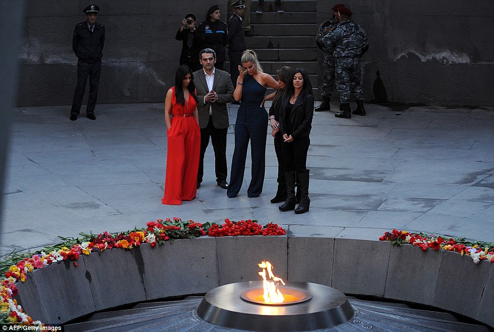 Ким Кардашьян (крайняя слева) у мемориала жертвам Геноцида, Ереван
