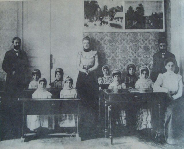 Женская школа в Эривани, начало XX века
