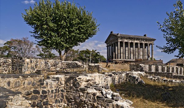 Вид на руины и храм