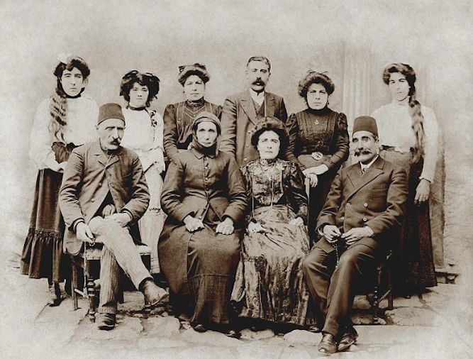 Ованес и Лусиаг Мироян (первый и вторая слева в первом ряду) и их дочь Вартануш (вторая справа во втором ряду). Фото: Ancestry.com