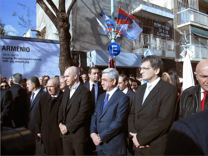 Президент Армении Серж Саргсян на месте будущего музея во время визита в Аргентину. Фото из блога lavozarmenia.blogspot.ru 