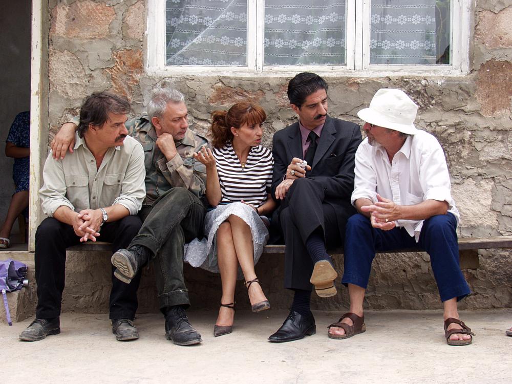 Гедигян (крайний справа) дает указания актерам на съемках «Путешествия в Армению», 2005 год