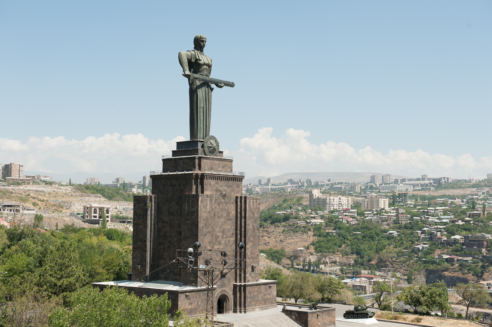 Монумент Мать-Армения в ереванском парке «Победы»