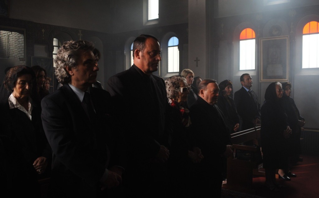 Глава мафиозного клана Мило Малакян (Жан Рено) в армянской церкви