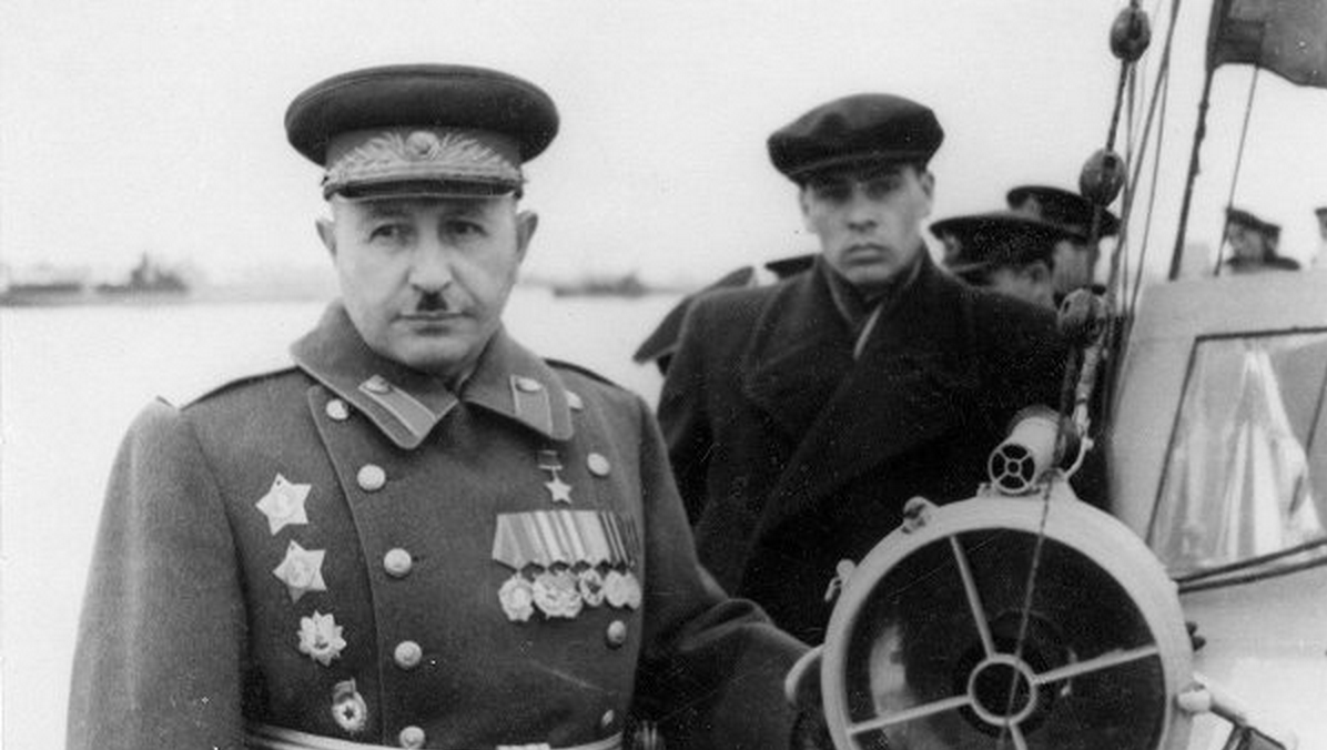 Маршал, дважды Герой Советского Союза Иван Баграмян (слева)