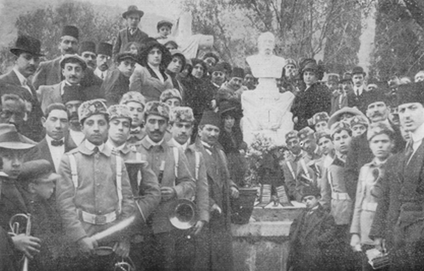 Театральная группа Пенклянa и оркестр «Кнар» (Лира) перед надгробием Чухаджяна, 1912 год.