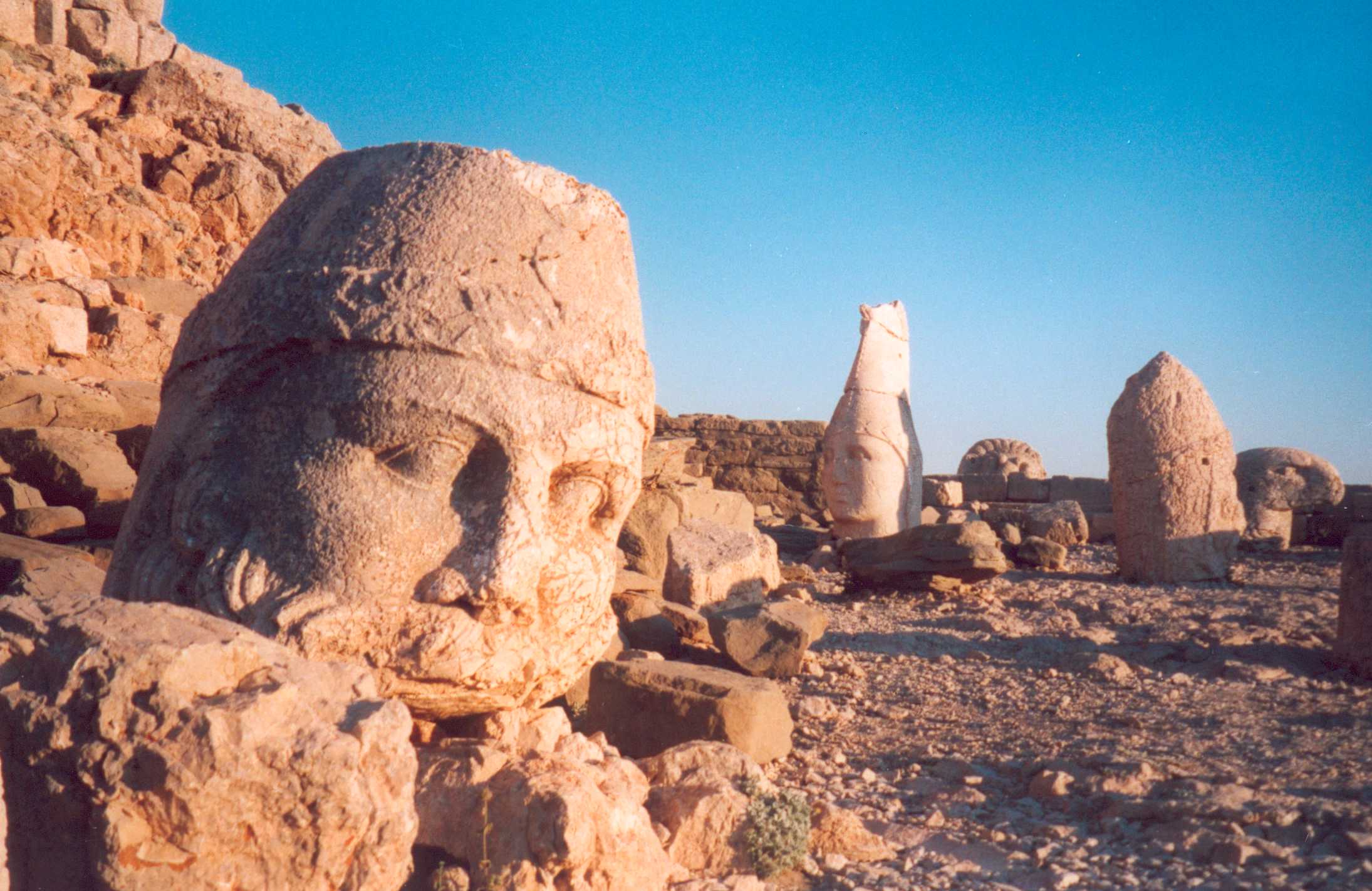 статуя Арамазда на горе Немрут