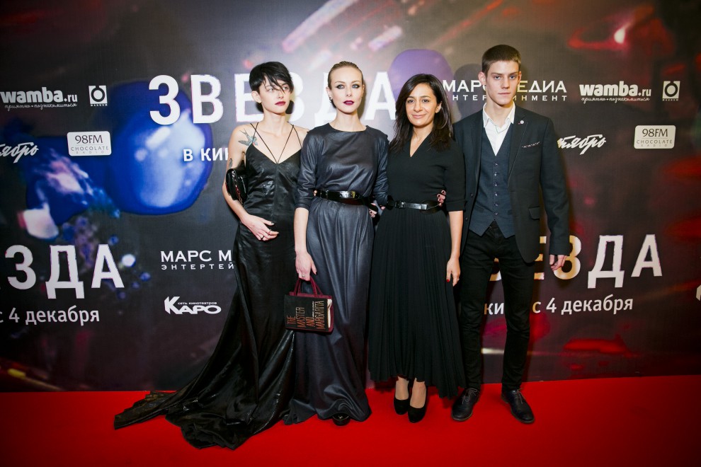 Анна Меликян (вторая справа) на премьере «Звезды» вместе с актерами фильма