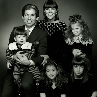 Роберт Кардашьян с женой Крис Дженнер и детьми.