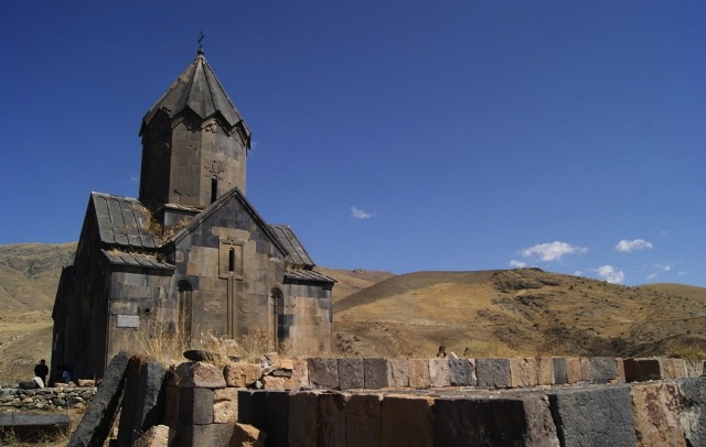 Церковь Сурб Степанос и руины классной комнаты 