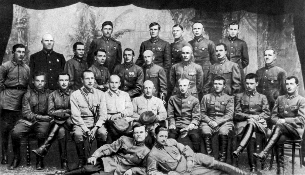 Баграмян (крайний справа в первом ряду) на курсах ККУКС, 1925 год