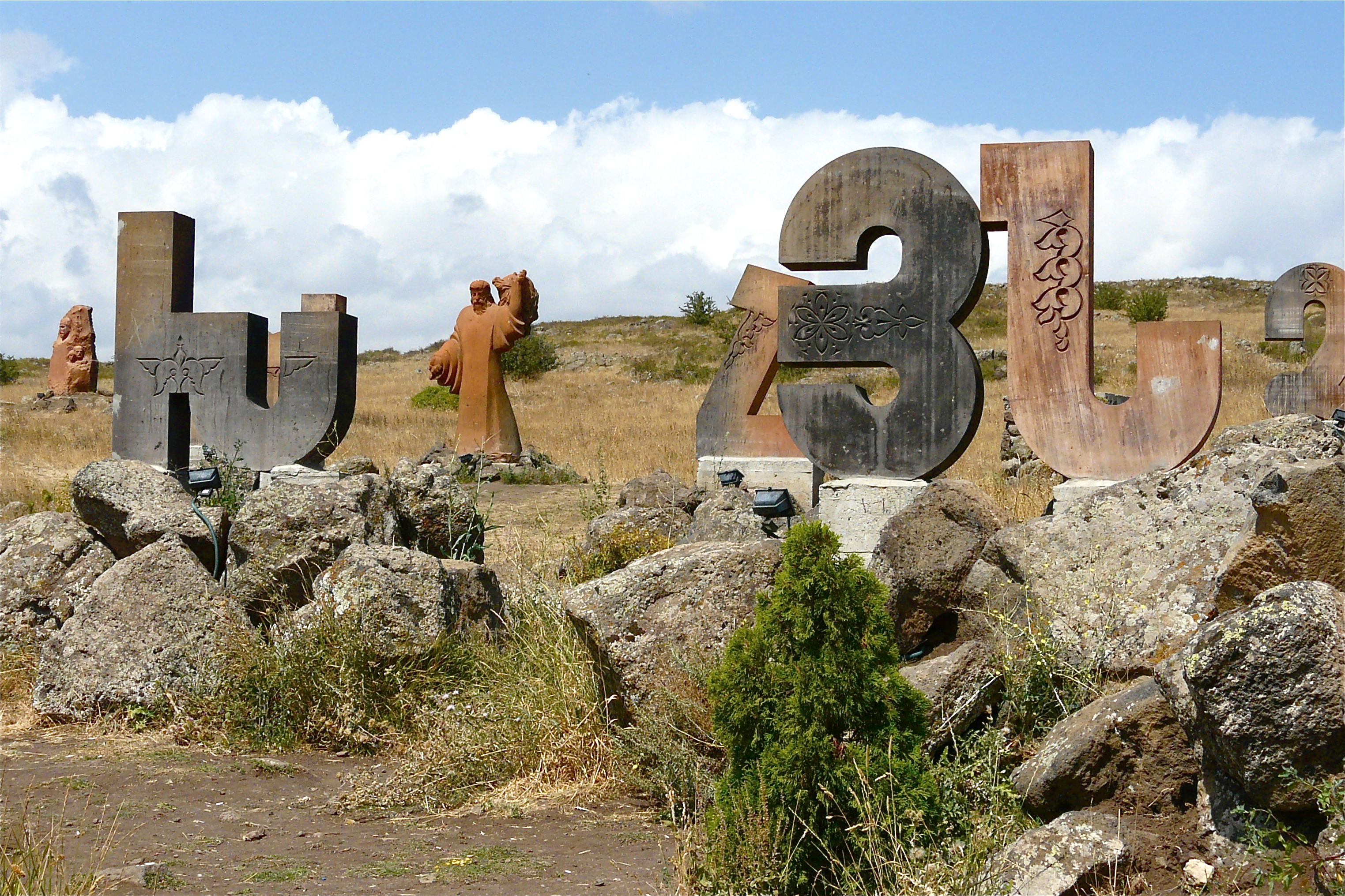 Памятник армянским буквам недалеко от Еревана
