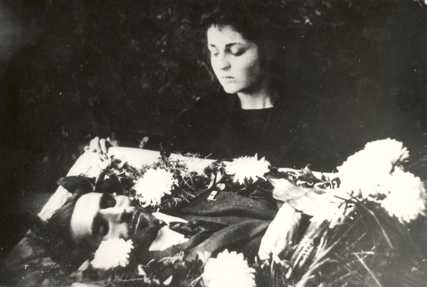 Анаит Шаинджанян рядом с гробом мужа