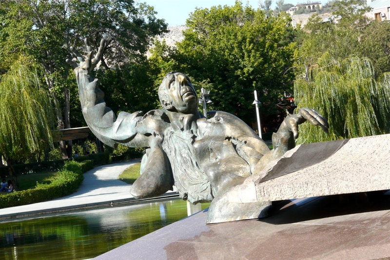 Памятник Арно Бабаджаняну в центре Еревана