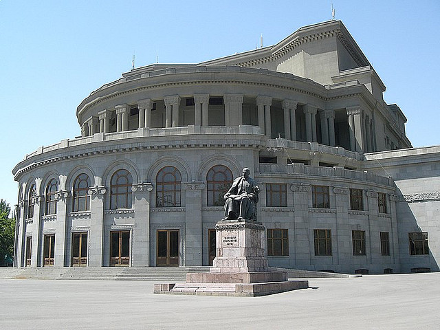 Здание Оперы и балета Еревана. Фото: Mike Scottonz